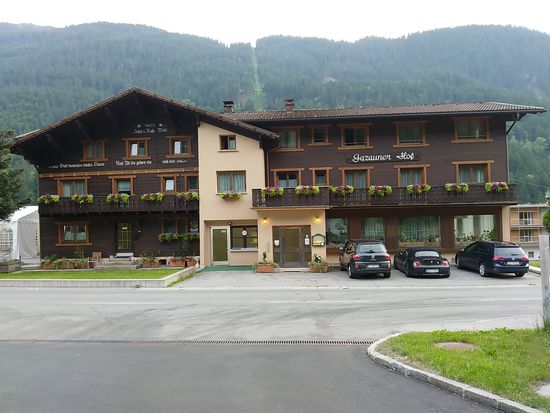Die Straßenseite vom "Gazauner Hof".