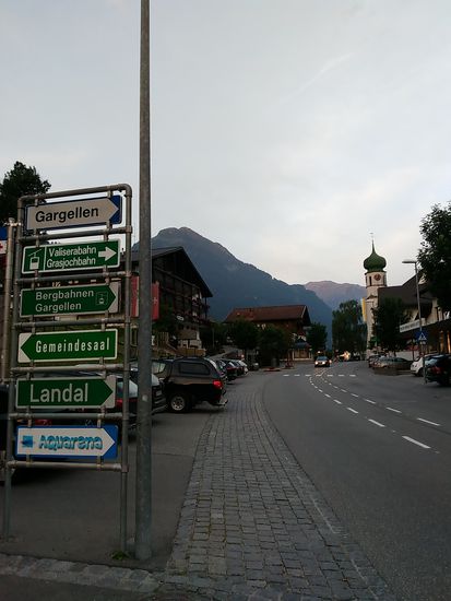 Nach dem Abendessen noch ein kleiner Verdauungsmarsch ins Zentrum von St. Gallenkirch.