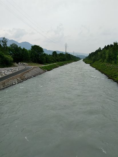 Blöderweise hab ich kein Foto vom Illspitz. Somit bin ich hier schon auf einer Illbrücke postiert. Im Hintergrund nicht erkennbar der Illspitz, sprich die Mündung der Ill in den Alpenrhein.