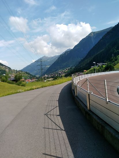 Blick zurück nach Gaschurn vom Rand des Ausgleichsbeckens vom Vermuntkraftwerk in Partenen.