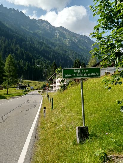 Kurz nach der Ortschaft Partenen beginnt dann die Silvretta-Hochalpenstraße, nach der Rechtskurve befindet sich noch die Mautstelle, aber als Radfahrer bin ich ja legaler "Mautpreller" und deshalb passiere ich die diensthabende Kassiererin freundlichst grüßend ohne Halt.