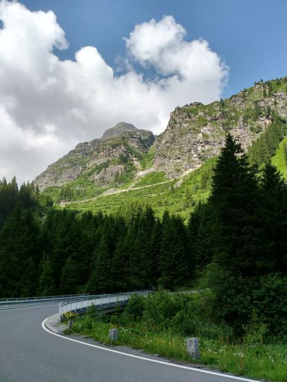 Es ist wie bei Skirennen im Fernsehen - es sieht flacher aus, als es ist, aber die Steigung läßt sich trotzdem beherrschen. Daten zur Silvretta-Hochalpenstraße folgen später im Bericht.