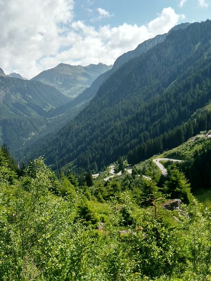 In etwa Bildmitte läßt sich ein Stück Straßengeschlängel gut erkennen.