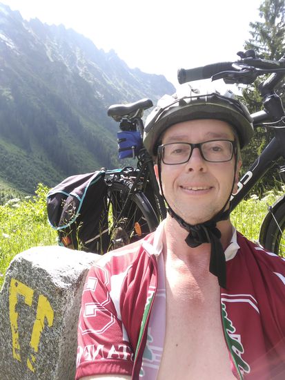 Und ich kann sogar noch ein Lächeln hervorbringen, obwohl seit Partenen schon die "Berg-Hoch-Kurbelei" schwere Beine verursacht.