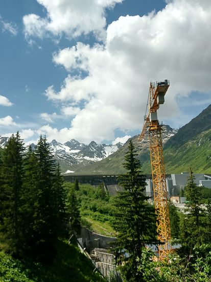 Ein relativ kurzes Stück, leider weiß ich die Kehrennummer nicht mehr, bis kurz vor dem Vermunt-Stausee, dessen Staumauer in Bildmitte sichtbar ist, habe ich eine Schiebeeinlage geleistet, weil ich einen kurzen "Motivations-Absacker" erlitt. Aber nachdem die Schieberei auch gut anstrengend war und mir dies alsbald mehr auf den Geist ging als das Getrete, war ich schnell wieder im Sattel.
