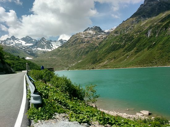 Aber gleich wieder ein Fotohalt: 
Der auf hochgebirgigen 1750 m Höhe gelegene Vermunt-Stausee, von dem das Kraftwerk in Partenen gespeist wird. Ab hier ist übrigens die Straße für etwa einen km flach.