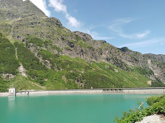 Die Staumauer von der Seeseite.