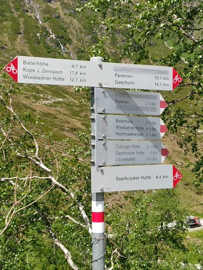 Linkes Schild: Noch 4,7 km zur Bergauf-Glückseligkeit