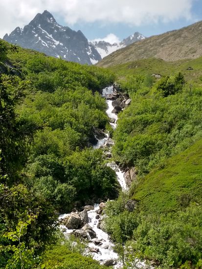 Ein kleiner Wasserfall neben der Straße.