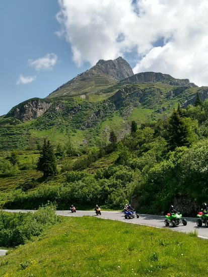 Nach meiner folgenden Linkskehre begegnet mir mit lautem Gedröhne ein kleiner Quad-Ausflug - die nachfolgenden Motorräder sind da vom Motorenlärm her gesehen um einiges angenehmer.
