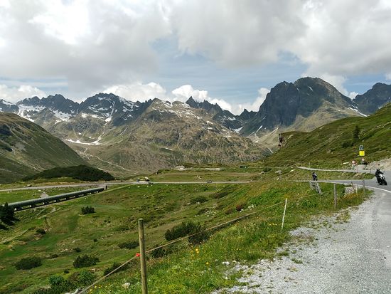 Blick zurück:
Am linken mittleren Bildrand sieht man eine Verbindungs-Rohrleitung vom Silvretta- zum Vermunt-Stausee.