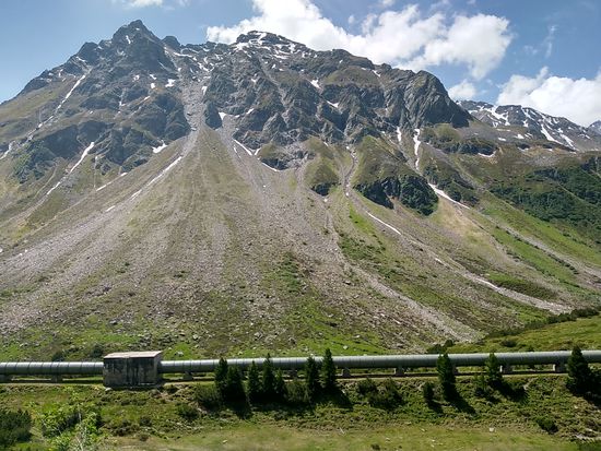 Da nagt der Zahn der Zeit an der Bergflanke. Nichts ist für die Ewigkeit !