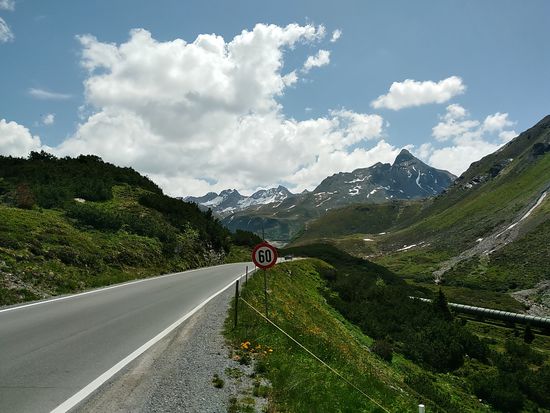 Die Geschwindigkeitsbegrenzung interessiert mich mal gar nicht, ich will ja was sehen...