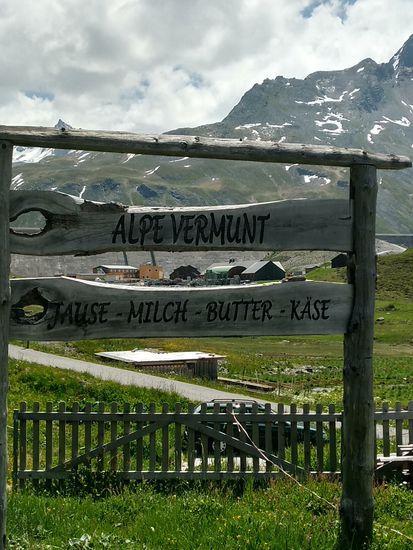 Die vorher angekündigte Alpe Vermunt. Frischere Milch, noch dazu vom Bergbauern, gibt's anschließend auf der Bielerhöhe kaum, wenn dann aus dem Tetrapak oder über diesen Lieferanten. Aber darauf wollte ich nicht vertrauen.