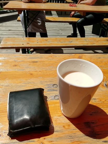 Deshalb eine große Portion Milch auf der Terrasse der Alpe Vermunt, die direkt rechts unterhalb der Straße liegt.