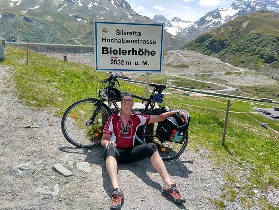 Und dann sind die Mühen der Auffahrt wie weggeblasen. Der wichtigste Ort des Begehrens dieser Tour ist erreicht:
Die Bielerhöhe