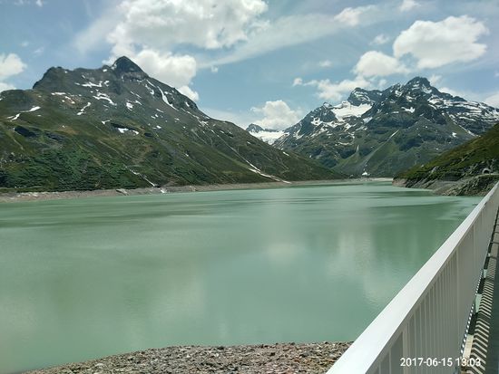 Der Silvretta-Stausee mit dem Piz Buin (3312 m ü.A.) in Bildmitte ganz im Hintergrund.