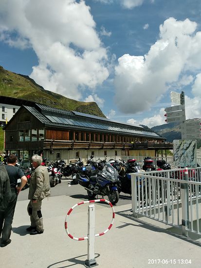 Im Vordergrund das Touristen-Restaurant, links dahinter der Berggasthof Piz Buin.