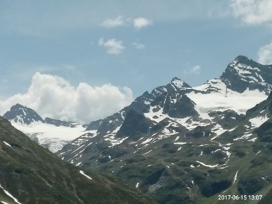 In Bildmitte links im Hintergrund durch die Perspektive niedriger erscheinend nochmals der Piz Buin.