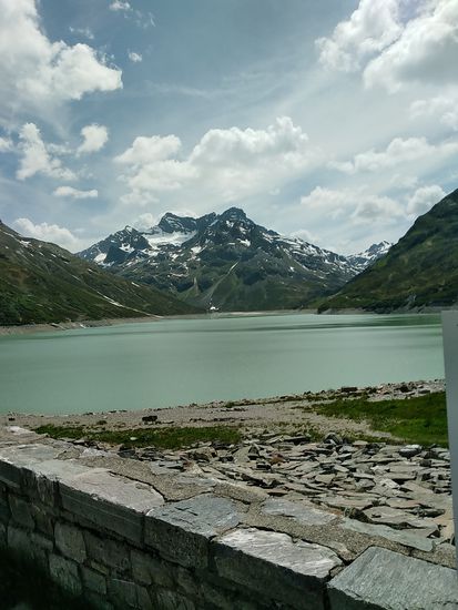 Bevor es wieder richtig bergab geht, ein letzter Blick auf den "liebgewordenen" Silvretta-Stausee.