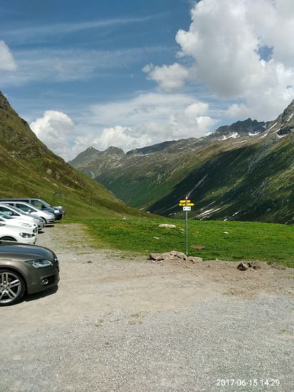 Die hinter den geparkten Autos talwärts führende Bundesstraße 188 führt langgezogen und mit nur noch zwei Kehren gleich im oberen Teil (lt. Karte derer vier - ich habe nicht in Erfahrung bringen können, was das Kriterium für eine Kehre ist) hinunter ins Paznauntal bis Landeck.