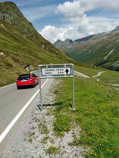 Es ist lt. Handy-Fotozeit 14:37 Uhr, es geht bergab, d.h. Landeck kann als Etappen-Endpunkt anvisiert werden, vielleicht auch etwas weiter.
Aber es ist noch nichts vorgebucht, evtl. tätige ich eine mobile Vorbuchung von unterwegs. Doch jetzt erstmal mit Schwung abwärts, mal sehen, was auf mich zukommt: "schau ma moi".