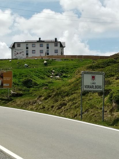 In Gegenrichtung die zwar auffällige, aber dennoch schlicht wirkende Schildversion.