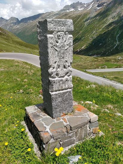 Gleich in der Nähe des ersten Tiroler Grenzsteins eine weitere steinerne Version für Tirol. Doppelt hält besser !