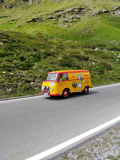 Ein lustiger Werbe-Oldtimer auf Bergfahrt.