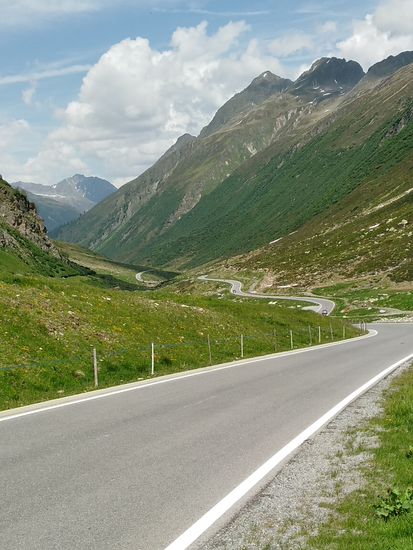 Wenn ich diese liebevoll geschlängelte Straße dem Paznauntal hinunter in Richtung Galtür-Ischgl-Landeck sehe, kommt Freude auf: 
Man kann das Rad größtenteils frei laufen lassen ohne zu schnell zu werden und aus einer Kurve zu fliegen.