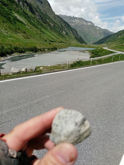 Hab ich doch tatsächlich verpasst, von der Bielerhöhe ein Steinsouvenir mitzunehmen. 
Zurückfahren will ich beim besten Willen nicht mehr.
Also bediene ich mich eines Ersatzexemplars an einer Stelle kurz nachdem der momentan etwas geweitete Vermuntbach auf die linke Straßenseite gewechselt ist.