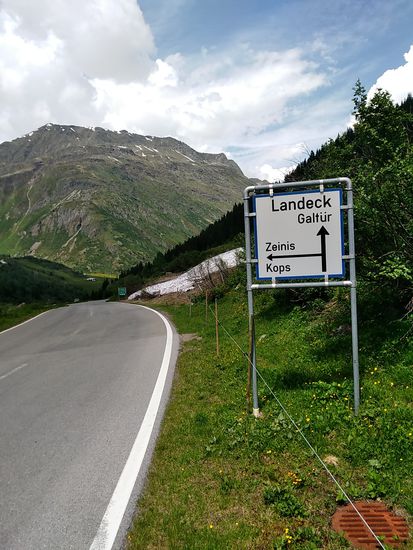 Linkerhand könnte man über die Zeinisjochstraße und den Stausee Kops nach Partenen zurückfahren und dieser Weg wäre auch für den motorisierten Durchgangsverkehr gesperrt.
Für mich geht es jedoch geradeaus weiter.