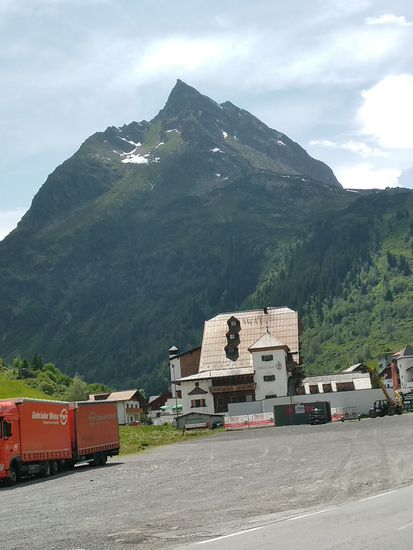 Könnte die Fädnerspitze (2788 m) bei der Ortschaft Wirl sein.