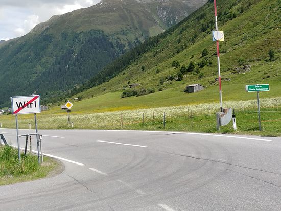 Am Ortsende von Wirl endet auch die Silvretta-Hochalpenstraße (grüne Tafel rechts und nächstes Bild).