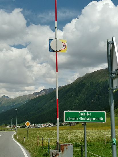 Nach gut 8,5 km Abfahrt von der Bielerhöhe ist das Ende erreicht.
Aber die Abfahrt in Richtung Landeck bzw. die gesamte Tour in Richtung Heimat geht natürlich weiter und weiter gehen natürlich auch faszinierende Eindrücke der Umgebung.