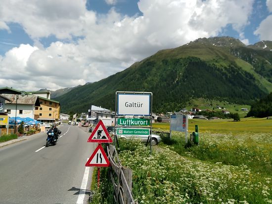 Große Betroffenheit tritt gleich nach Wirl beim Passieren des Ortseingangs von Galtür ein.
Am 23. Februar 1999 kamen dort in der Ortschaft nach einer riesigen Lawinenkatastrophe 31 Menschen ums Leben. 
Da der Ort von der Außenwelt abgeschnitten war, wurden über eine internationale Hubschrauber-Luftbrücke Hilfsgüter ein- und Überlebende ausgeflogen.