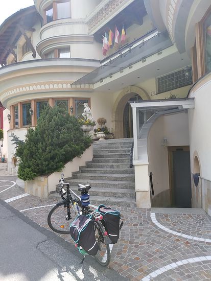 Vor der Eingangstreppe zum Hotel Schlosshof.