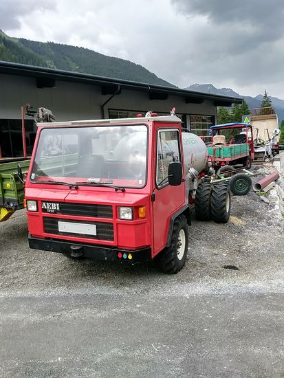 Dieses Foto entstand kurz nach Ischgl und war nicht für diesen Bericht, sondern nur für einen an landwirtschaftlichen Fahrzeugen und Gerätschaften interessierten Fan aus meinem Freundeskreis bestimmt.
Aber wenn ich den mit dunklen Wolkenfeldern eintrübenden Himmel betrachte - der optische Eindruck täuscht nicht - verwende ich dieses Bild als Überleitung zum nächsten Bild.