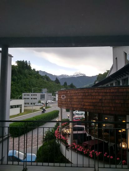 Blick aus meinem Zimmer vom Hotel "Bruggner Stubn", Landeck in Richtung Westen. Das Zimmer selbst überaus geräumig, anscheinend völlig neu und mit modernem, designerartig gestalteten Dusch- und WC-Bereich. Gerne wieder und eine volle Empfehlung wert, auch wenn es mal keinen Schnäppchenpreis zum Schnäppchenpreis geben sollte.
Auf dem hier sichtbaren Restaurant-Rondell im Freien ließ ich dann den erfolgreichen Radltag bei einem ausgiebigen Abendessen bis zum einsetzenden (Dauer-)Regen ausklingen.