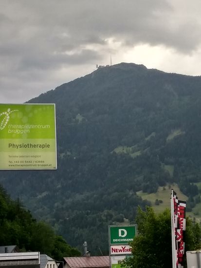 Der vergrößerte Krahberg (2208 m) auf der gegenüberliegenden Seite des Inns bei Landeck-Zams.