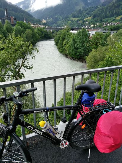 Freitag, 16. Juni 2017:
Vor einem Jahr und acht Tagen befand ich mich an der selben Stelle von Landeck, als ich am Inn entlang fuhr, der hier aus dem Bildhintergrund angeströmt kommt.
Von rechterhand mündet die Sanna, die ja nur wenige km vorher ihren Ursprung durch den Zusammenfluß von Rosanna und Trisanna hat, in den Inn. Die Trisanna und die Sanna radelte ich ja gestern entlang, als ich von der Bielerhöhe das Paznauntal entlang abwärts nach Landeck rollte.