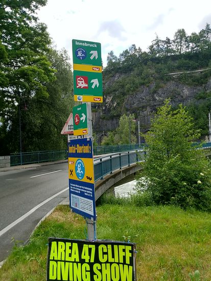 Nachdem mich der Innradweg über Schönwies und Mils die meiste Zeit zwischen Inn und der Inntal-Autobahn nach Imst geführt hatte, hieß es hier an der kleinen Innbrücke wieder Abschied vom Inn zu nehmen und in entgegengesetzte Richtung den Weg zur Ortschaft Imst einzuschlagen.