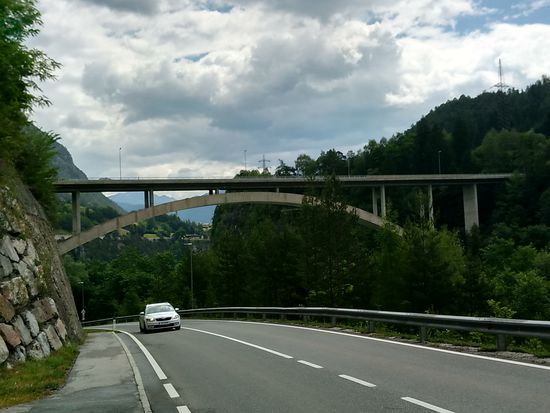 Zurückblickend fuhr ich also unter der mächtigen Pitztalbrücke bei Imst hindurch aus dem Inntal heraus (der Inn fließt in Bildmitte in Richtung Hintergrund weiter) in Richtung Ortschaft Imst und von dort am Radweg durch das Gurgltal am Gurglbach entlang an der Ortschaft Tarrenz vorbei in Richtung Nassereith.