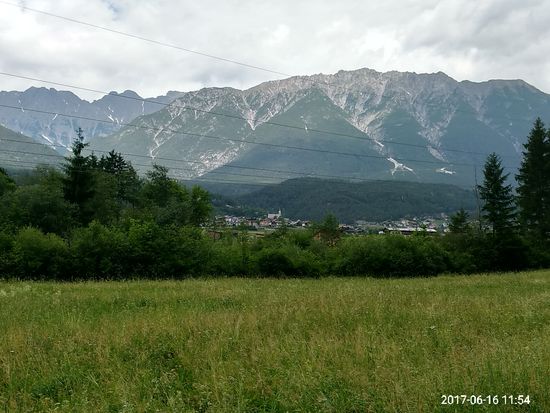 Blick auf Nassereith - von dort geht es linkerhand weiter um den vorderen Bergstock hoch zum Fernpaß (1210 m).