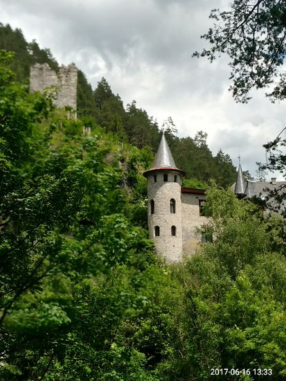 Die auf einem Felssporn gelegene Burg Fernstein, die 1288 erstmals urkundlich erwähnt wurde und bereits im 13. Jahrhundert die Funktion einer Zollstätte hatte.
Aber anscheinend schon damals mit Dienst nach Vorschrift, da sich die Gemeinde Imst beim Landesfürsten beschwert hätte, daß "die Kaufleute am Tor halbe Tage warten müssten."
Zwischenzeitlich ist Burg Fernstein zu einem Hotel umgebaut worden.