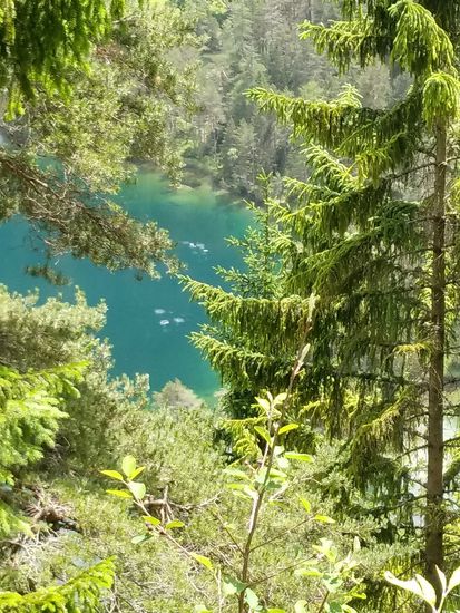 Die weißen Flecken auf der Wasseroberfläche des Fernsteinsees rühren von aufsteigenden Luftblasen von Tauchern her.
Wer dort Tauchgänge absolvieren will, muß allerdings zumindest zwei Nächte im Hotel Burg Fernstein buchen.