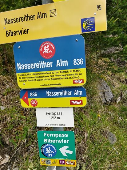 Hier hat der Fernpaß eine Höhe von 1212 m, auf anderen Tafeln 1210 m.
Egal, Hauptsache oben !