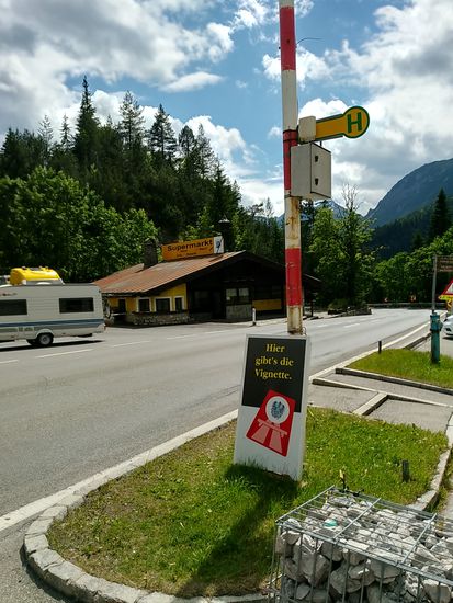 Die Paßhöhe aus Richtung Nassereith. Die momentan leere Straße täuscht, es war so ein unerträglicher Verkehr, daß ich mir fast keinen Rat wusste, wie ich zur Tankstelle auf der anderen Seite kommen sollte, um den weiteren Weg mit dem Fahrrad zu erfragen. Einfach gräßlich !!!