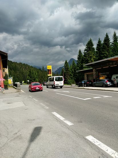 Hier weiter in Richtung Lermoos / Ehrwald wäre es durch die Abfahrt vielleicht auf der Straße erträglich gewesen, aber wir nahmen weiterhin den vorhandenen Schotterweg, der etwas weiter hinten nach einer Unterführung für's Erste in einem Waldstück weiter verlief und auch noch etliche Höhenmeter abverlangte.