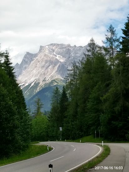 On the road again bzw. auf dem Radweg in Richtung Ehrwald und weil's so schön ist, mit Z-Massiv im Hintergrund.